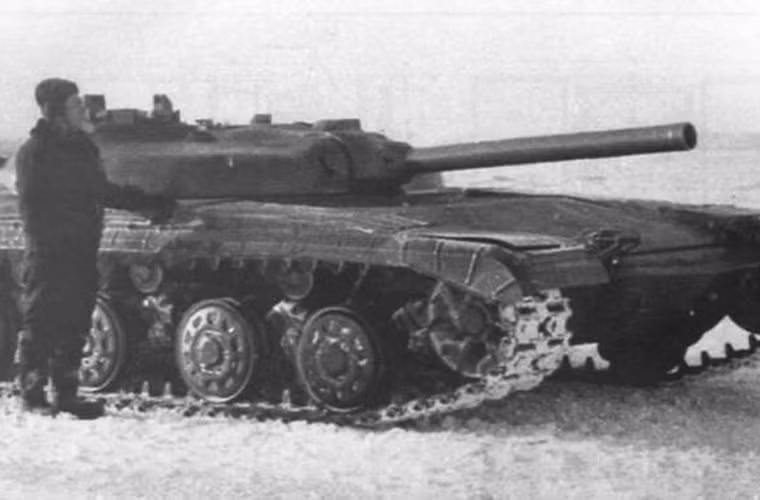  Xe tăng phóng tên lửa Object 775 có cấu hình thấp chưa từng thấy, với chiều cao chỉ là 1,74m. Trong ảnh có thể thấy rõ Object 775 thấp như thế nào, khi nó đặt cạnh một binh sĩ với chiều cao hơn cả cỗ xe tăng này.