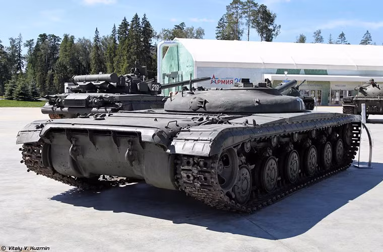 Để vận hành Object 775 chỉ cần tới kíp lái 2 người ngồi trong tháp pháo.