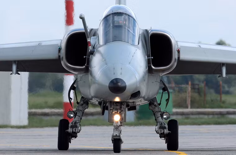 Động cơ được cung cấp không khí bởi hai ống dẫn đặt dọc thân.