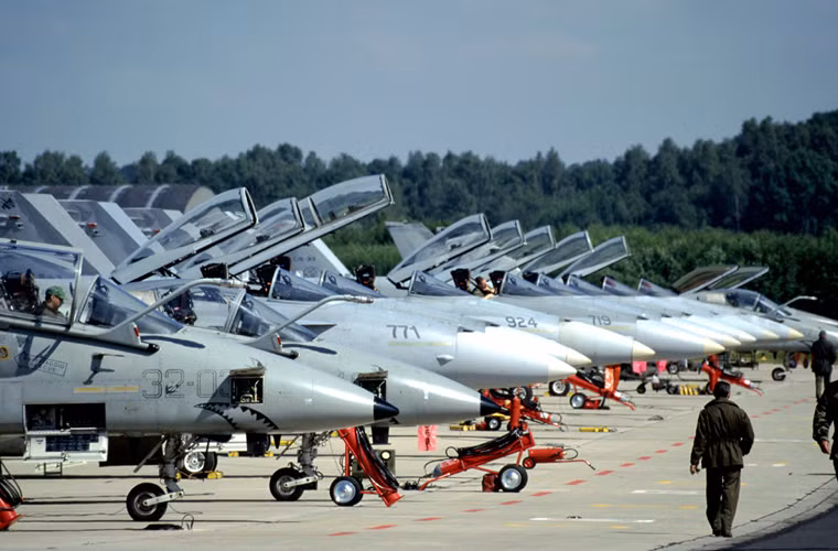 Khoảng 200 chiếc AMX đã được chế tạo từ năm 1986-1999 và trang bị chủ yếu cho Không quân Italy (52 chiếc) và Không quân Brazil (47 chiếc), phần còn lại đã được cho nghỉ hưu.