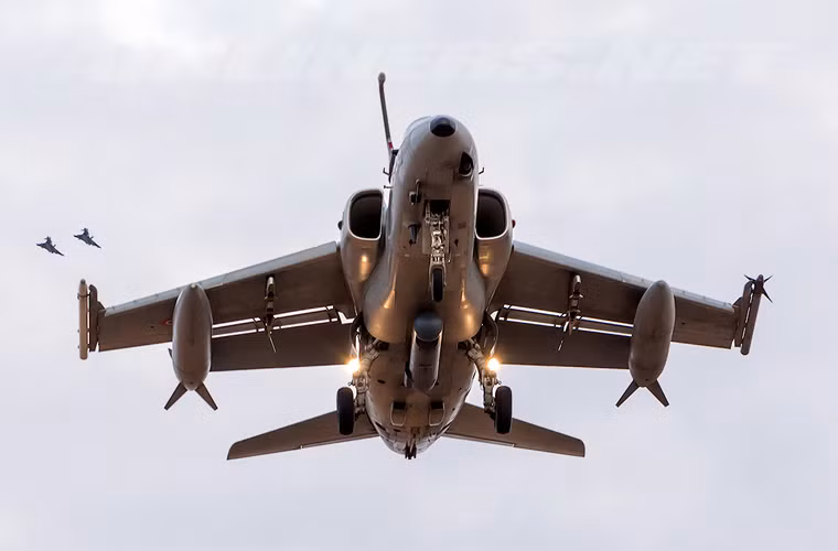 AMX có chiều dài 13,23m, sải cánh 8,87m, cao 4,55m, trọng lượng cất cánh tối đa 13 tấn.