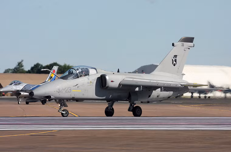 AMX là máy bay tấn công mặt đất được thiết kế cho nhiệm vụ chi viện hỏa lực tầm ngắn trên chiến trường và trinh sát. AMX có khả năng hoạt động ở tốc độ cận âm cao, độ cao thấp, cả ban ngày và ban đêm, hạ cánh tốt trên đường băng dã chiến. Máy bay có đặc điểm là tiết diện phản xạ radar nhỏ, tín hiệu hồng ngoại thấp nên khó bị phát hiện bởi radar, đảm bảo tính sống sót cao trên chiến trường.