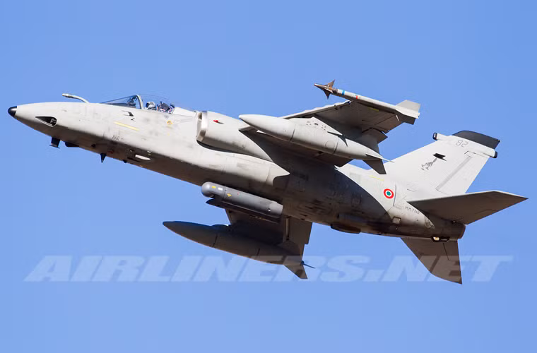 Máy bay có thể chứa tới 2,7 tấn nhiên liệu trong thân và 1,1 tấn ở trên cánh (đặt trong cánh và thùng dầu phụ treo ngoài) cho tầm bay tối đa đến 3.336km. Nhưng khi mang vác vũ khí thì bán kính chiến đấu chỉ đạt 889km với 900kg treo ngoài, thời gian bay trên không có thể đạt đến 4 tiếng 15 phút.