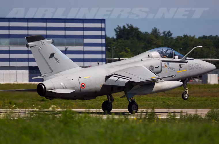 Máy bay được trang bị một động cơ phản lực Rolls-Royce Spey 807 lực đẩy 49,1kN cho máy bay đạt tốc độ tối đa 1.053km/h ở trần bay cao 10.975m.