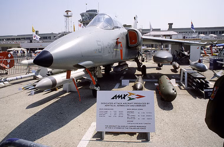 Máy bay có khả năng mang tên lửa không đối đất, tên lửa chống radar, bom thông minh, rocket, bom đa công dụng chung không điều khiển và pod súng máy.