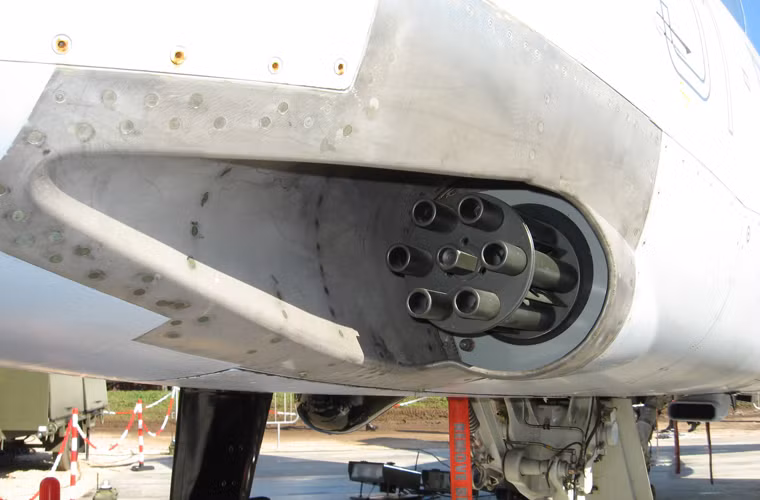 Biến thể AMX dành cho Không quân Italyd dược trang bị pháo 6 nòng cỡ 20mm M61A1 đem lại khả năng tiêu diệt được cả xe bọc thép hạng nhẹ. Đây là vũ khí hữu hiệu với máy bay chuyên hoạt động ở tầm thấp, phải đối mặt với các loại hỏa lực mặt đất mạnh mẽ của IS.