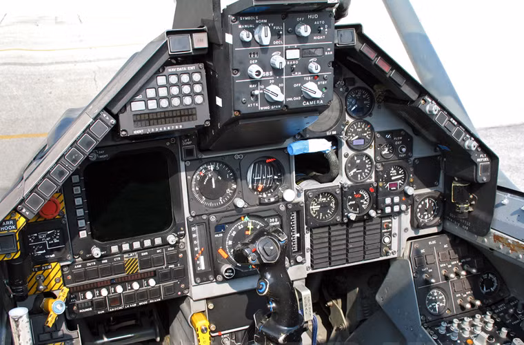 Vì là máy bay cường kích nên AMX không có radar, thay vào đó nó chỉ được trang bị các hệ thống đối phó trả đũa ECM, pod gây nhiễu chủ động, pod chỉ thị mục tiêu gắn ngoài.