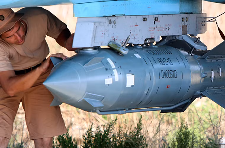 Ngoài ra, Không quân Nga vẫn sử dụng các loại bom thông minh 500-1.500kg KAB dẫn đường laser, TV và cả GPS/Glonass cũng như các loại tên lửa không đối đất thông minh. Với vũ khí này, các máy bay mang phóng sẽ bay ngoài vòng phạm vi hoạt động của hỏa lực phòng không phiến quân IS.