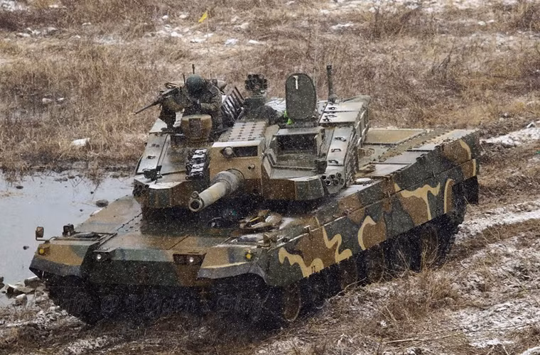K2 Black Panther là mẫu xe tăng chủ lực hiện đại và mạnh nhất Lục quân Hàn Quốc hiện nay. Khoảng 45 chiếc tăng này đã được biên chế cho Quân đội Hàn Quốc, và hầu hết tập trung bảo vệ gần khu vực biên giới với CHDCND Triều Tiên.