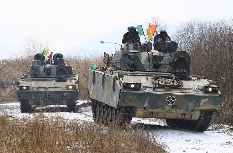 K21 cũng là một trong phương tiện cơ giới mới nhất được trang bị cho Lục quân Hàn Quốc cùng K2 Black Panther. K21 trang bị công nghệ giáp mới cho phép chống lại đạn xuyên giáp cỡ 30mm chuẩn Nga, mảnh đạn pháo cỡ 155mm, thậm chí là chống được tên lửa chống tăng. Hỏa lực có pháo 40mm tự động và 2 tên lửa chống tăng Hyunggung.