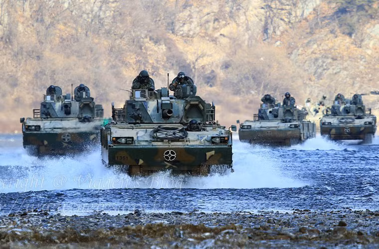 Cuộc tập trận còn có sự tham gia của xe chiến đấu bộ binh tối tân K21. Ảnh: Đội hình 4 xe K21 đang vượt sông tiến công “địch”.
