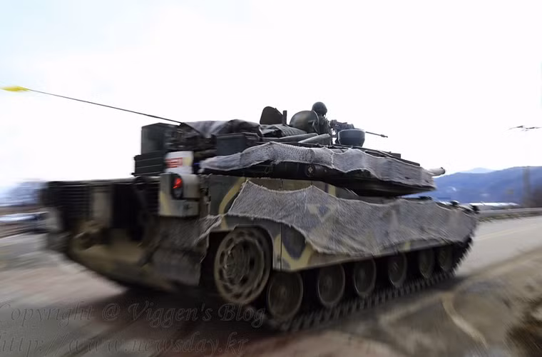 Dù nặng tới 55 tấn nhưng siêu tăng K2 được trang bị động cơ công suất 1.500 mã lực cho tốc độ chạy lên tới 70km/h, tăng tốc từ 0-32km/h trong vòng 7 giây.