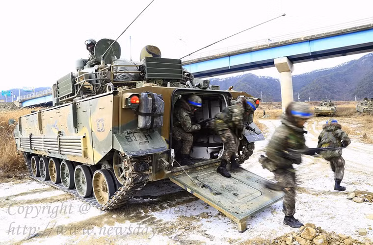 K21 có khả năng vận chuyển 9 binh sĩ bên cạnh hỏa lực đáng gờm.