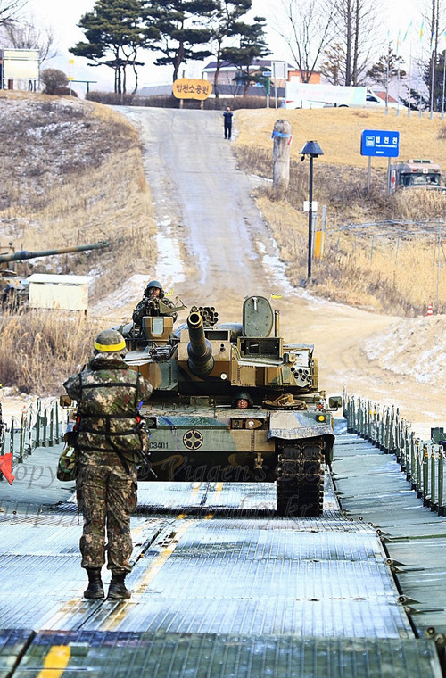 Xe tăng K2 cơ động qua cầu phao.