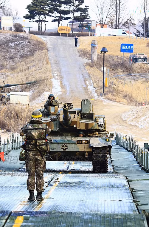 Xe tăng K2 cơ động qua cầu phao.