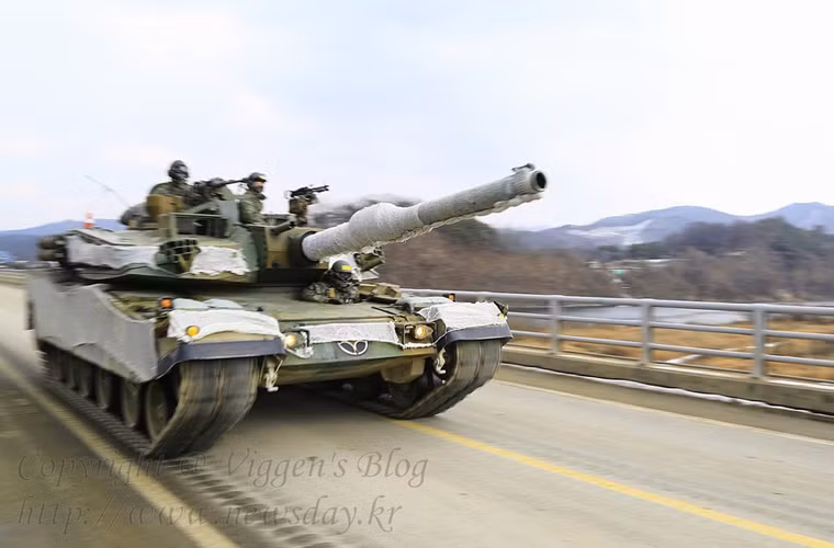 Siêu tăng này trang bị pháo nòng trơn 120mm với hệ thống kiểm soát hỏa lực tiên tiến cho phép đạt độ chính xác cao khi hành tiến - bắn.