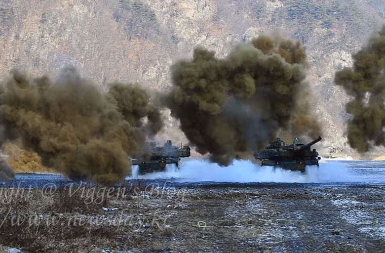 Các xe tăng K2 đang phóng đạn khói gây nhiễu tên lửa chống tăng địch.