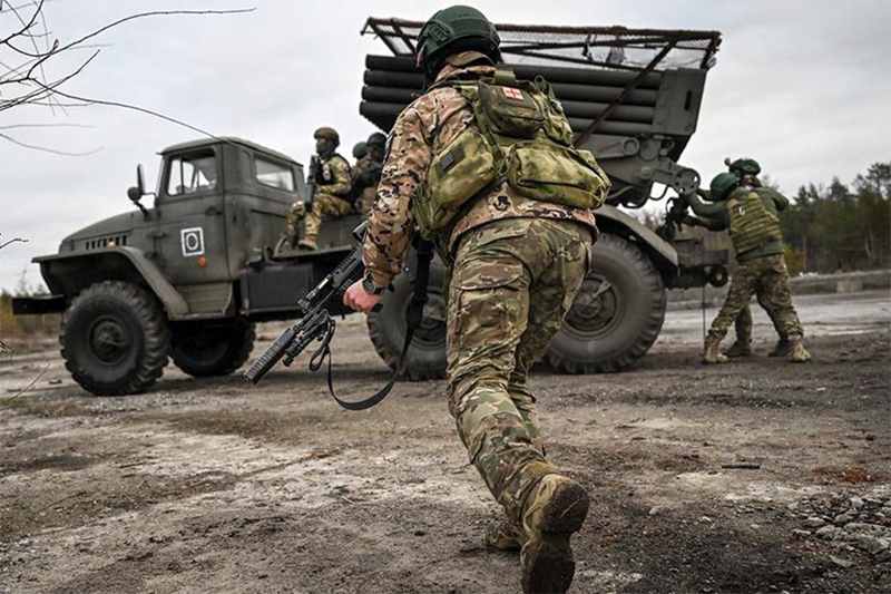 Một đội 12 người đã sử dụng hai chiếc xe bọc thép để cố gắng xâm nhập vào bên trong làng. Quân đội Nga để cho họ tiếp cận dần rồi bất ngờ khai hỏa, ngay lập tức phá hủy hai xe bọc thép. Khi mất đi sự che chắn của xe bọc thép, 7 binh lính Ukraine đã bị tiêu diệt. Đồng thời, Quân đội Nga đã đẩy lùi tất cả các cuộc phản công của tàn quân Ukraine vào làng Kreminoye. Ảnh: Sputnik.