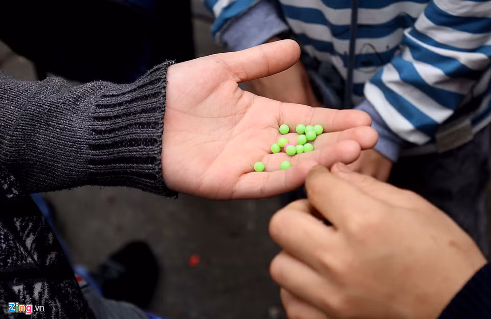 Các viên đạn trong băng đạn được bán giá 3.000 đồng/băng. Đây là loại nhựa tổng hợp, sau khi cho vào súng, sẽ được bắn với một lực mạnh, gây sát thương nhẹ cho người đối diện.