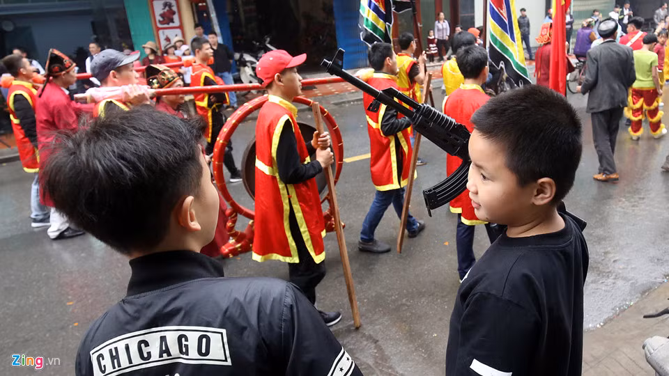 Có mặt tại lễ hội làng Đồng Kỵ, du khách có thể thấy khá nhiều trẻ em mang trên tay những khẩu súng nhựa bắn đạn bi, có lực rất mạnh.