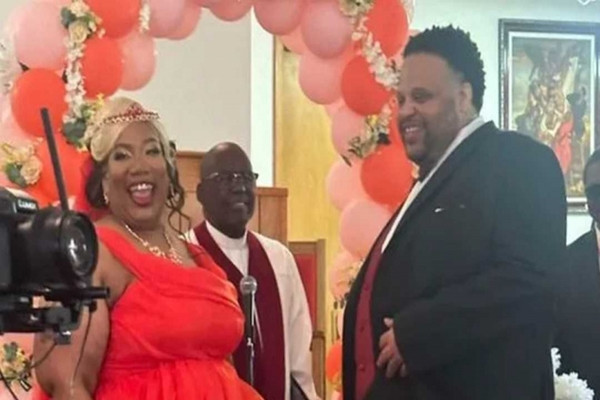 Vua ket hon 10 phut, co dau dau don thanh goa phu vi...