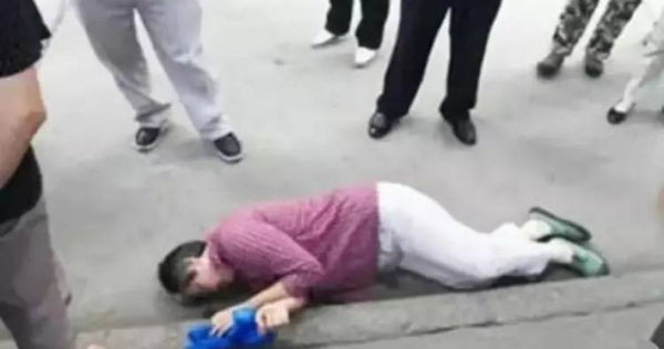 Giup do nguoi gia bi nan, nu sinh lai gap chuyen uat uc