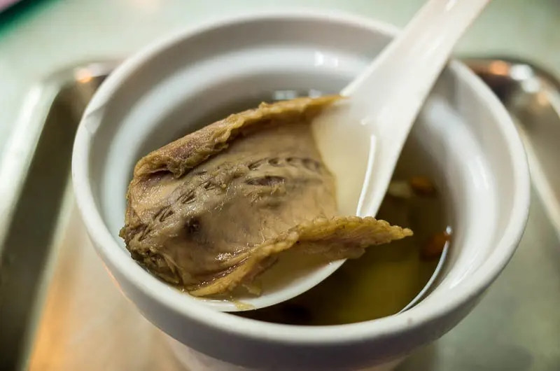 Có hương vị đặc trưng, thường được miêu tả là ngọt, đậm đà, thêm một chút cay nồng, món súp rắn Malaysia thực sự rất cuốn hút.