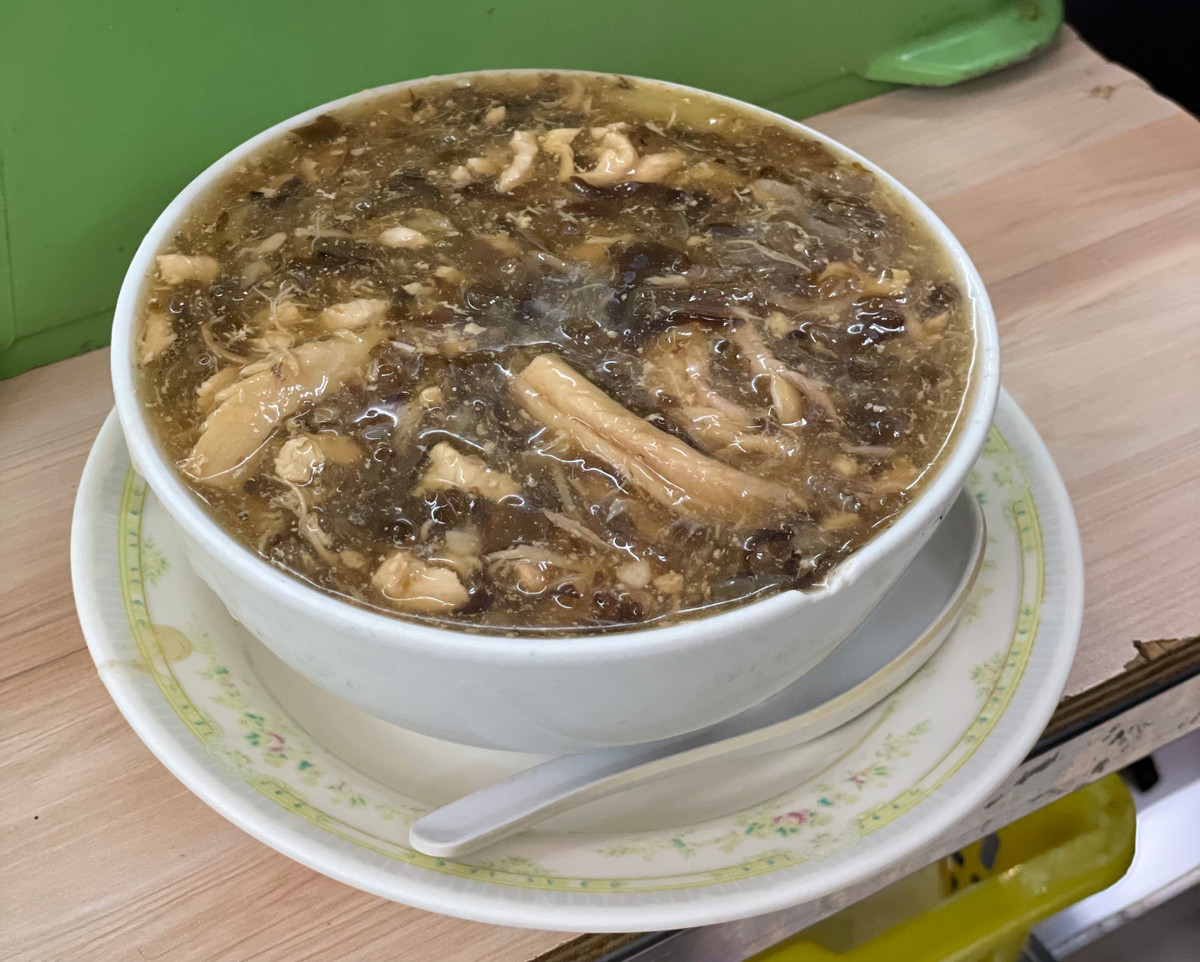 Quá trình chế biến súp rắn khá phức tạp và tốn thời gian. Trước hết, rắn được giết và loại bỏ da, sau đó được làm sạch và thái thành từng miếng nhỏ.