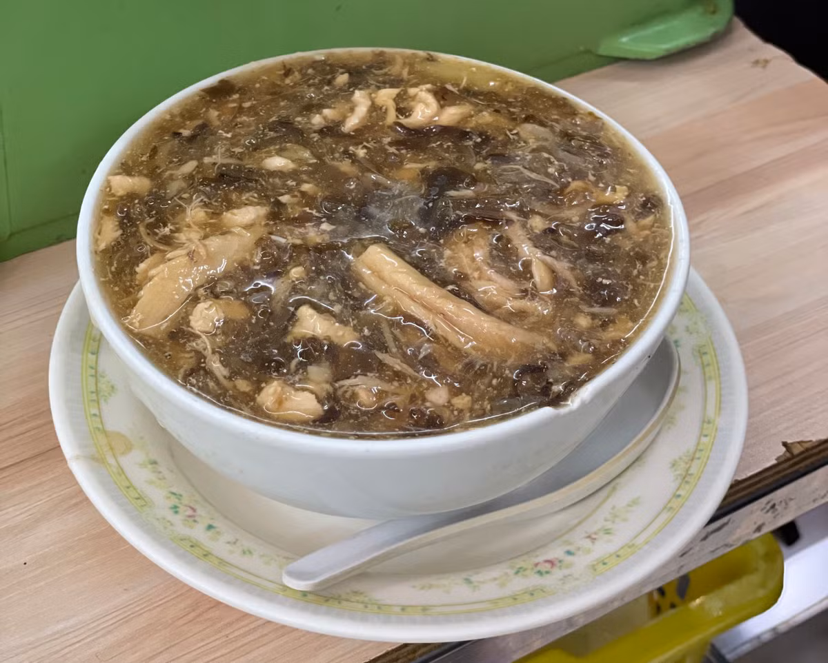 Quá trình chế biến súp rắn khá phức tạp và tốn thời gian. Trước hết, rắn được giết và loại bỏ da, sau đó được làm sạch và thái thành từng miếng nhỏ.