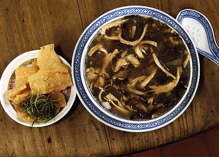 Tuy nhiên, cần lưu ý rằng việc sử dụng thịt rắn và thưởng thức món súp rắn không phổ biến trong ẩm thực hàng ngày của người dân Malaysia.