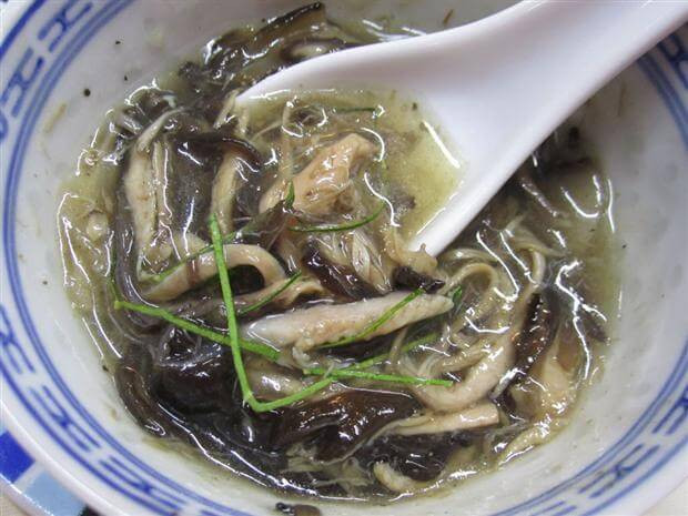 Nước dùng từ xương và củ hành cũng được sử dụng để tạo thành một nồi súp/canh thơm ngon.