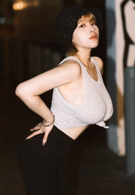 Đa số mọi người đều tán dương nhan sắc xinh đẹp và thân hình chữ S nóng bỏng của cô nàng.