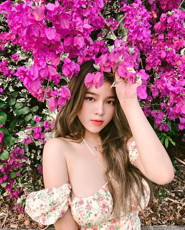 Phong cách ăn mặc của hot girl Hong Kong được đánh giá là gợi cảm, trẻ trung, phô diễn được toàn bộ nét đẹp cơ thể.