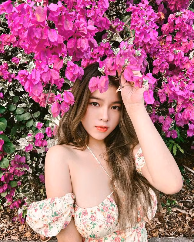 Phong cách ăn mặc của hot girl Hong Kong được đánh giá là gợi cảm, trẻ trung, phô diễn được toàn bộ nét đẹp cơ thể.