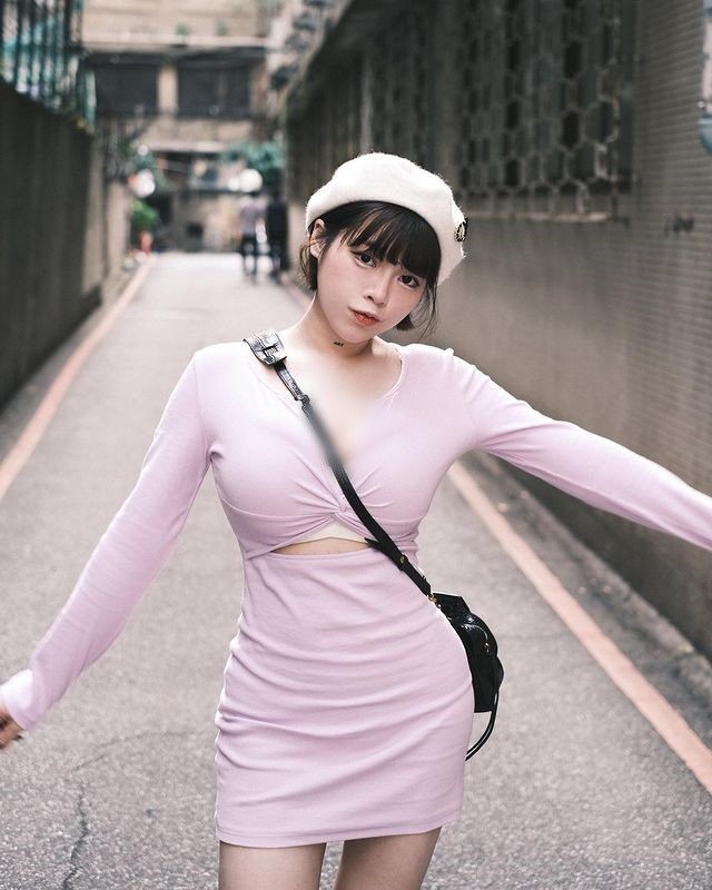 Ngoài việc làm mẫu ảnh, Tương Nhi còn là một phát thanh viên, MC online.