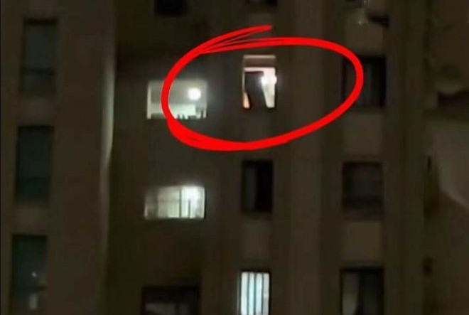 Cai nhau voi chu nha, nguoi dan ong nem tu lanh tu tang 23