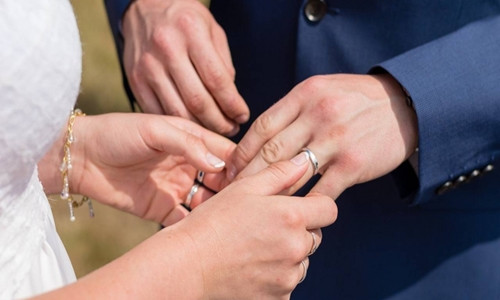 Lay chong sinh con, co gai soc khi biet than phan that