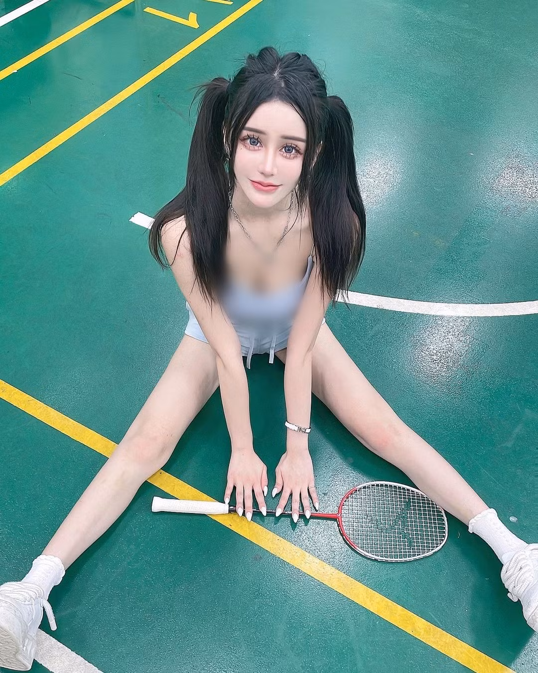 Đặc biệt là vòng một ngoại cỡ của cô nàng, khiến người khác bị ấn tượng ngay từ cái nhìn đầu tiên.