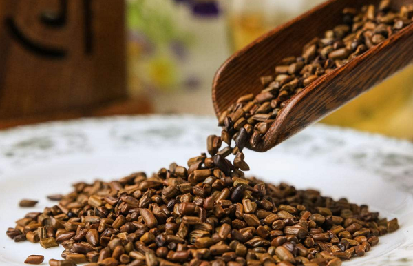 Nang nong uong tra hoa qua kieu nay, nguoi dan ong suyt dot tu-Hinh-2