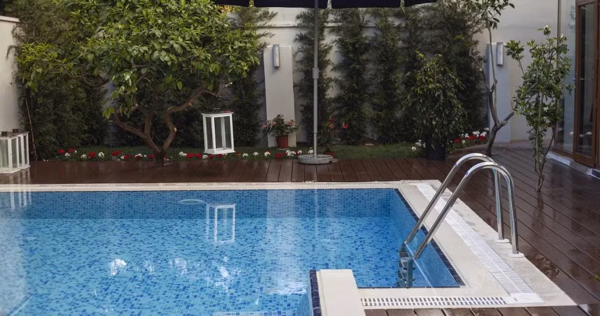 Xây bể bơi chưa kịp hưởng, tá hỏa vì hàng xóm làm điều này Xay be boi chua kip huong, ta hoa vi hang xom lam dieu nay