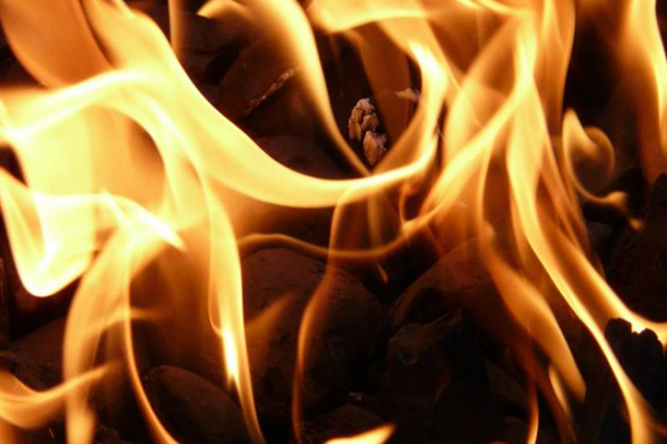 Am anh vu chong tuoi dau dot vo vi lam boi ban