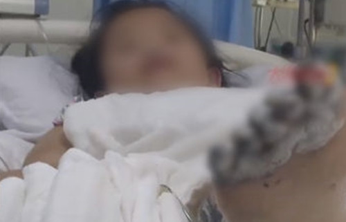 Be gai nguy co cat cut chi vi dung dien thoai kieu nay