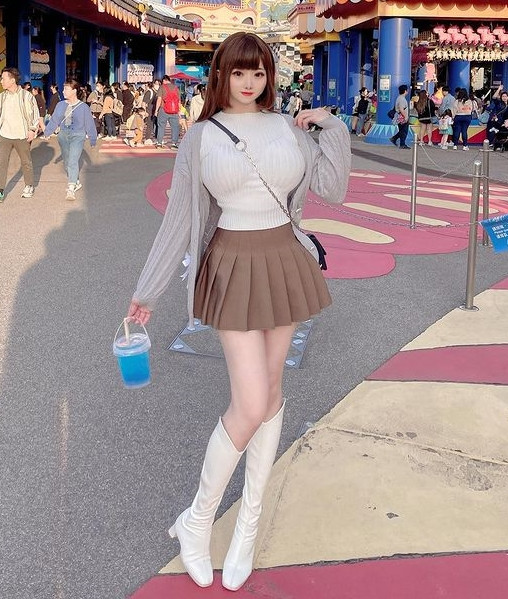 Cao tới 1m70 nhưng Nicky Kỳ Ngọc vẫn rất chăm diện váy nữ sinh siêu ngắn để khoe đôi chân dài thẳng tắp, thon thả, vòng eo con kiến của mình.