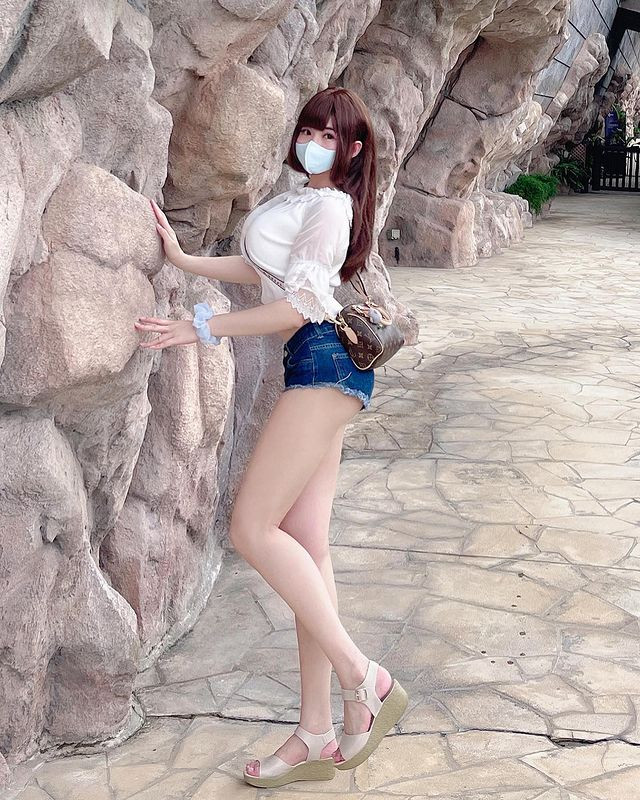 Nhờ có thân hình đồng hồ cát siêu bắt mắt, dù diện bất cứ trang phục nào, Nicky Kỳ Ngọc cũng có thể gây chú ý.