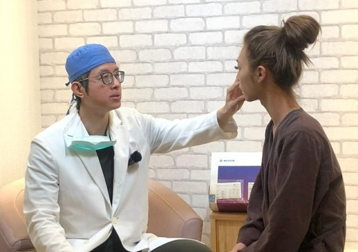 Co gai phau thuat nang nguc lien tuc, bac si cung am anh-Hinh-2