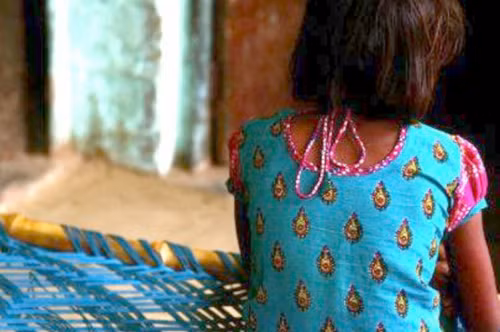 Den thang lan dau, be gai bi anh danh tu vong vi hieu nham