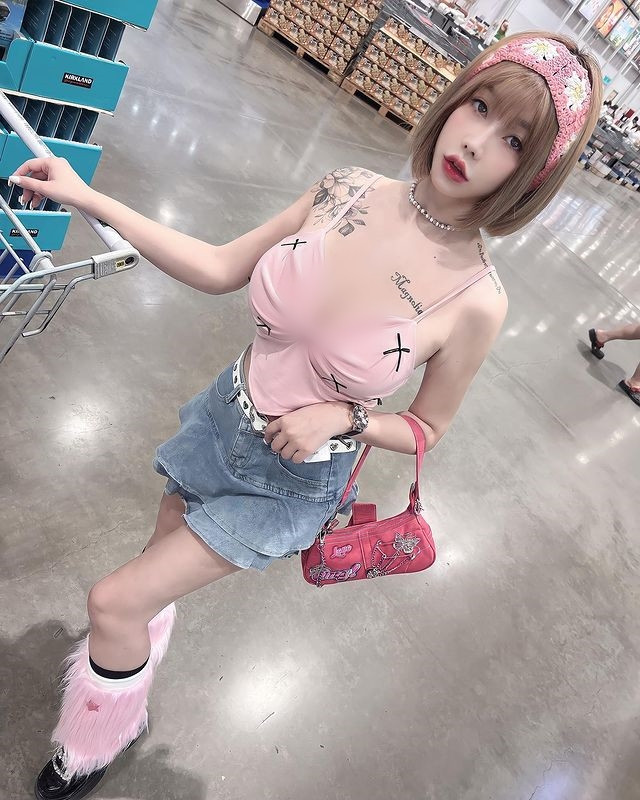 Phần đông người hâm mộ của Trương Hi Hi cho rằng trang phục này rất nóng bỏng, tuy gợi cảm nhưng không quá lố lăng.