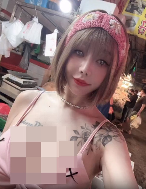 Mặc dù vậy, không ít cư dân mạng vẫn chỉ trích Trương Hi Hi ăn mặc quá hở hang, thiếu vải khi xuất hiện tại nơi công cộng đông người như chợ đêm.