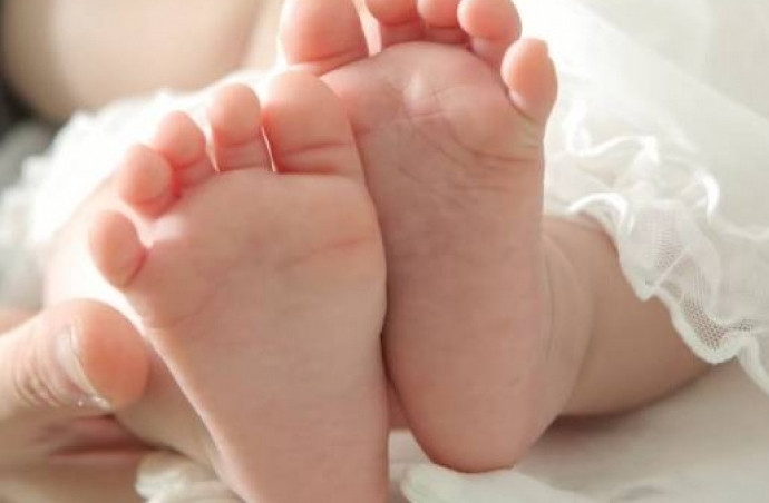 Khong co tu cung van sinh duoc con nho robot ho tro