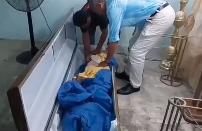 Nghe tieng go trong quan tai cua me, con phat hien chuyen kinh di-Hinh-2